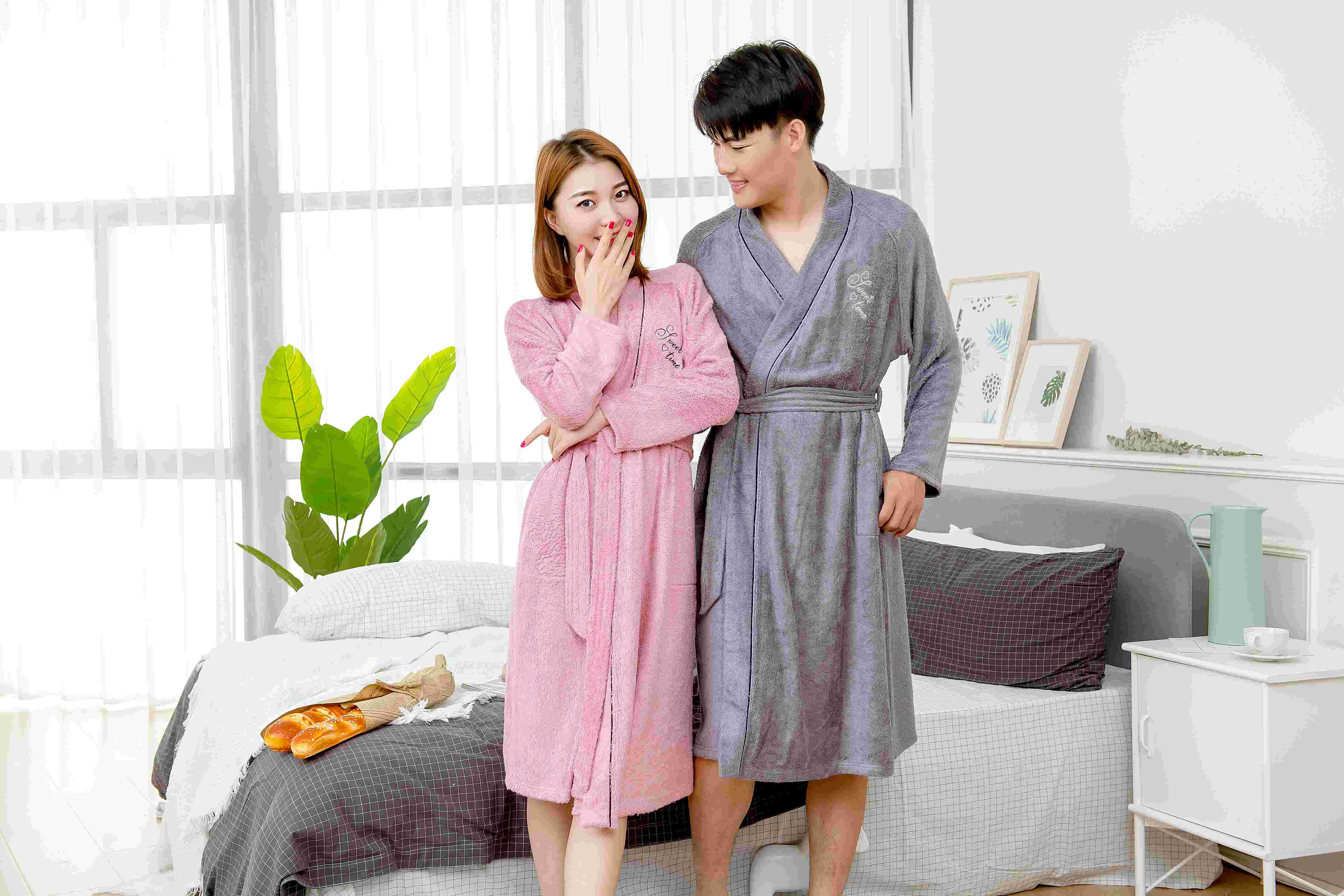 竹纤维经编插肩袖袍服